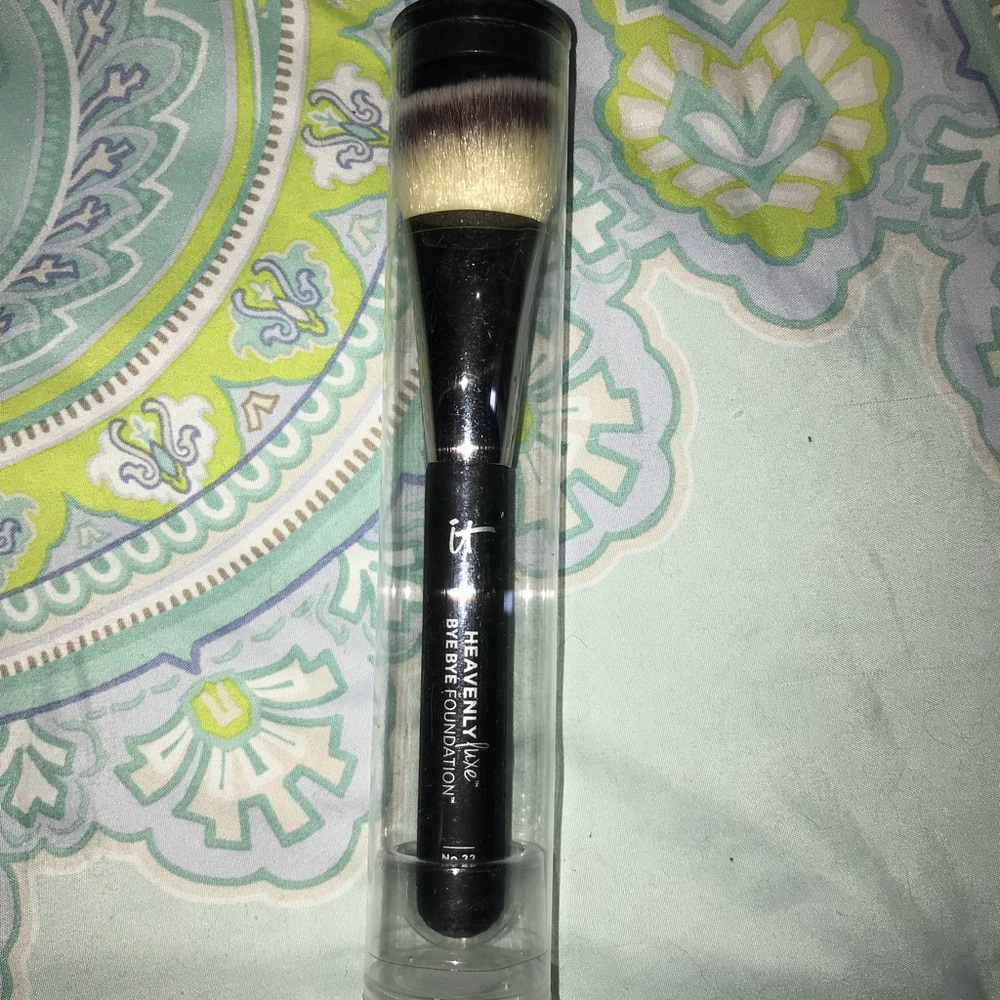 NWT IT COSMETICS BYE BYE FOUNDATION BRUSH